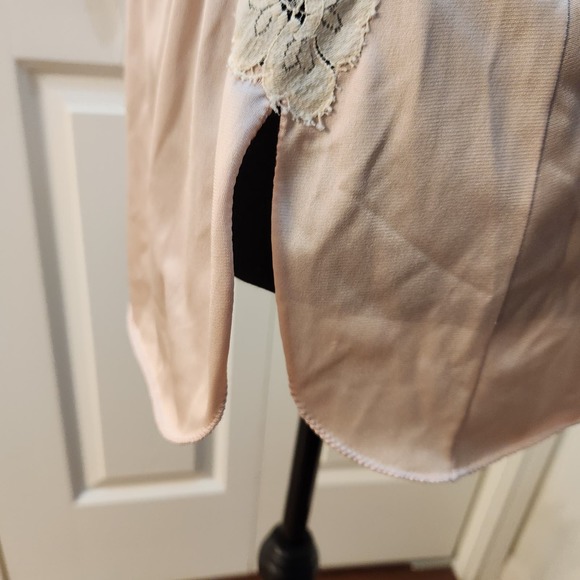 Vanity Fair Blush and Cream Camisole Nylon Romantic Lace Detail Women's 30 - Picture 6 of 12